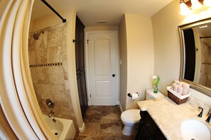 Maison, plusieurs lits, accès piscine, vue piscine (Destination #14) | Salle de bain