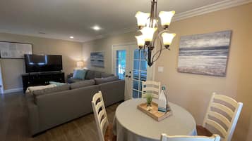 House, Multiple Beds, Pool Access, Pool View (Destination #10) | Interior
