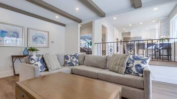 House, Multiple Beds, Pool Access, Pool View (Destination #44) | Living area