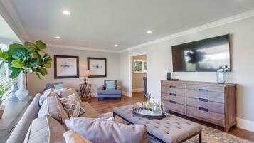 Nhà, nhiều giường, có thể sử dụng hồ bơi, quang cảnh hồ bơi (Destination #44) | Khu phòng khách