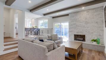 House, Multiple Beds, Pool Access, Pool View (Destination #44) | Living area