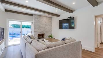 House, Multiple Beds, Pool Access, Pool View (Destination #44) | Living area