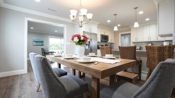 Nhà, nhiều giường, có thể sử dụng hồ bơi, quang cảnh hồ bơi (Destination #39) | Khu ăn uống