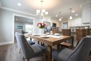 Ferienhaus, Mehrere Betten, Poolzugang, Poolblick (Destination #39) | Speisen