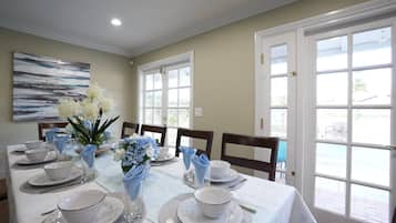 Nhà, nhiều giường, có thể sử dụng hồ bơi, quang cảnh hồ bơi (Destination #22) | Khu vực ăn uống tại phòng