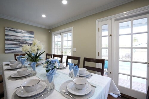 Stunning 5 Bedroom, 3 Bath Home 1/2 Mile Walk To Disney