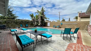 House, Berbilang Katil, Pool Access, Pool View (Destination #22) | Pemandangan dari bilik