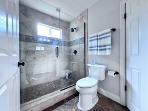 Huis, meerdere bedden, toegang tot zwembad, uitzicht op zwembad (Destination #22) | Badkamer | Handdoeken, toiletpapier