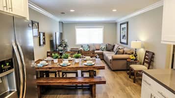 House, Multiple Beds, Kitchen, City View (Destination #37) | Interior