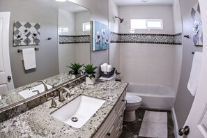 Hus, flere senger, kjøkken, byutsikt (Destination #37) | Bad | Håndklær og toalettpapir