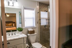 Hus, flere senger, kjøkken, byutsikt (Destination #37) | Bad | Håndklær og toalettpapir