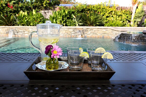 Alberca al aire libre y alberca climatizada