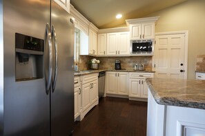 Casa, varias camas, acceso a la alberca, vista a la alberca (Destination #27) | Cocina privada | Cafetera y tetera y tetera eléctrica 