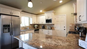 Nhà, nhiều giường, có thể sử dụng hồ bơi, quang cảnh hồ bơi (Destination #27) | Bếp riêng | Dụng cụ pha cà phê/trà, ấm điện