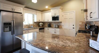 Sweet 4 bedroom, 3 bath plus Loft Bedroom, Pool Home