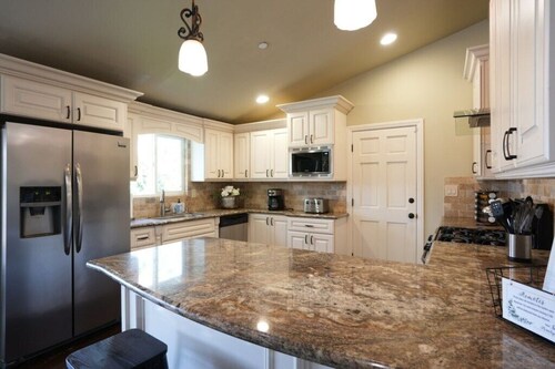Sweet 4 bedroom, 3 bath plus Loft Bedroom, Pool Home