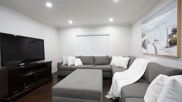 House, Multiple Beds, Pool Access, Pool View (Destination #27) | Living area