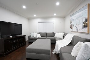 Casa, varias camas, acceso a la alberca, vista a la alberca (Destination #27) | Área de sala de estar