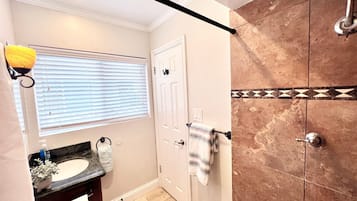 House, Multiple Beds, Patio, Garden View (Destination #36) | Bathroom | Towels, toilet paper