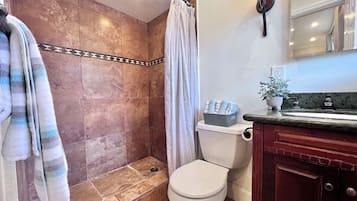 House, Multiple Beds, Patio, Garden View (Destination #36) | Bathroom | Towels, toilet paper