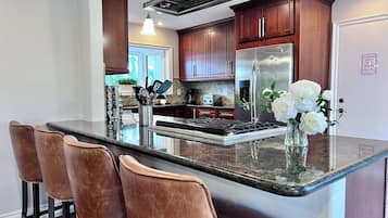 Nhà, nhiều giường, sân hiên, quang cảnh vườn (Destination #36) | Bếp riêng | Dụng cụ pha cà phê/trà, ấm điện