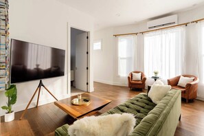 TV, offices - HeartofHawthorne MidCentury Dream 95 WalkScore 3BR (Portland)