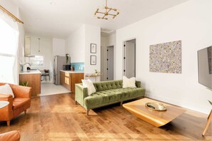 TV, offices - HeartofHawthorne MidCentury Dream 95 WalkScore 3BR (Portland)