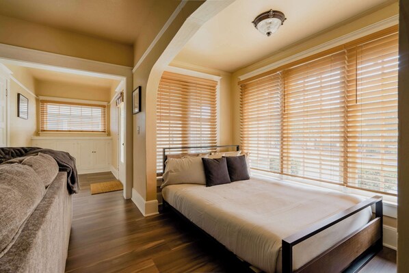 2 bedrooms, iron/ironing board, travel cot, WiFi - Heart of Hawthorne! Newly Remodeled, 99 Walk Score (Portland)