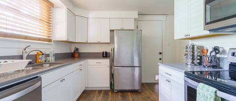 Geladeira, micro-ondas, fogão, cooktop