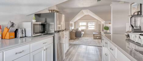 Réfrigérateur, micro-ondes, four, plaque de cuisson