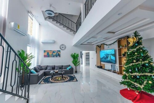 Superb 4-bedroom house in Accra with AC and Swimming Pool 