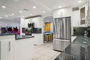 Kühlschrank, Mikrowelle, Ofen, Herdplatte