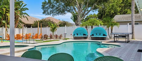 Alberca al aire libre y alberca climatizada