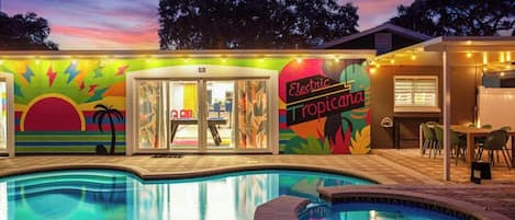 Alberca al aire libre y alberca climatizada