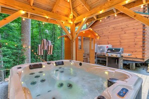 Outdoor spa tub - 2 Bedroom Cabin in DuPont State Park with Loft, Hot-Tub, and Sauna(Read Rules) (Hendersonville)