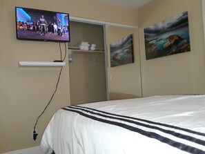 3 bedrooms, iron/ironing board, WiFi, bed sheets