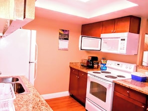 Frigorífico, microondas, horno y placa de cocina