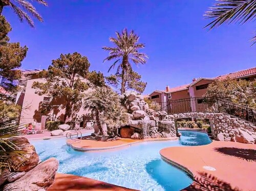  1 minute to the strip 3BR / 2BA, pool jacuzi  gym in fabulous Las Vegas,