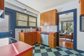 Coffee/tea maker, cookware/dishes/utensils