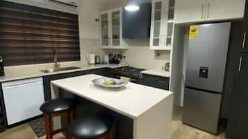 Kylskåp, mikrovågsugn, ugn och spishäll