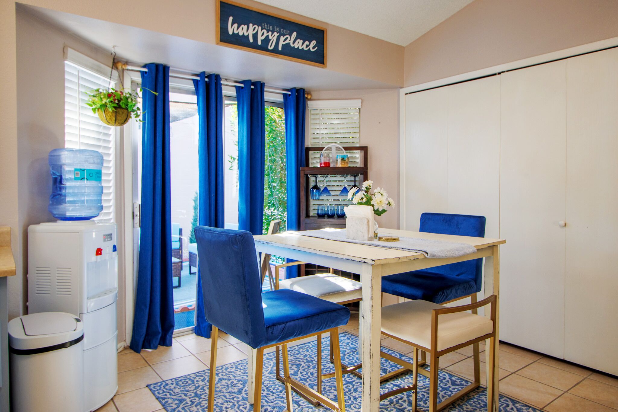 Single-level 3BD 2BTH house w/hot tub, WiFi, Utilities, Furnished!