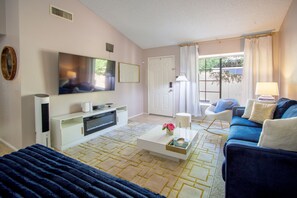 TV connectée, cheminée, livres, imprimantes