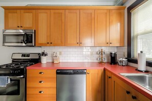 Fridge, microwave, stovetop, dishwasher