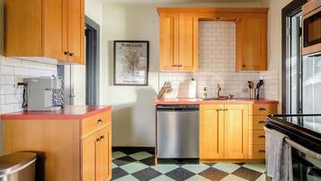 Fridge, microwave, stovetop, dishwasher