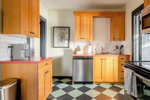 Fridge, microwave, stovetop, dishwasher