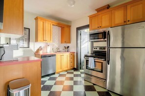 Fridge, microwave, stovetop, dishwasher