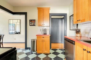 Réfrigérateur, micro-ondes, plaque de cuisson, lave-vaisselle