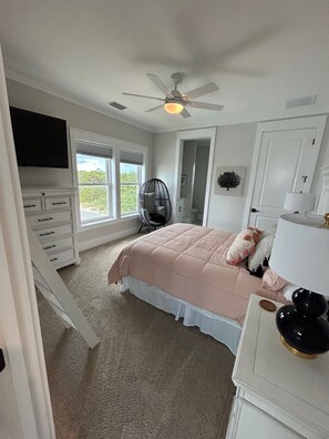 5 habitaciones, tabla de planchar con plancha y cuna de viaje 