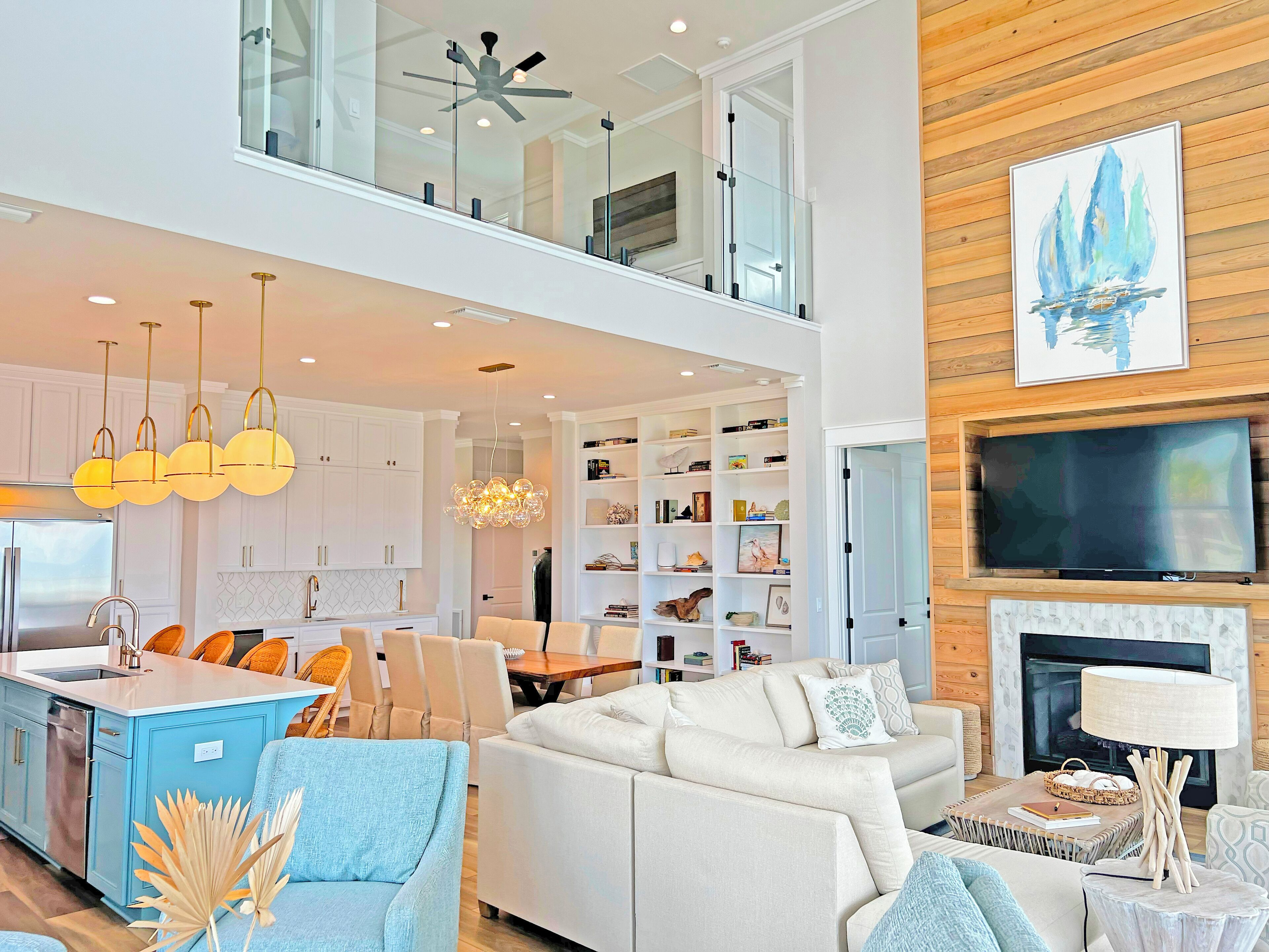 TV connectée, cheminée, livres, imprimantes