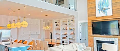 TV connectée, cheminée, livres, imprimantes